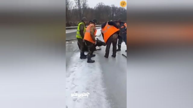 ماجرای هیجان‌انگیز نجات گوزن عظیم الجثه از دریاچه یخ‌زده
