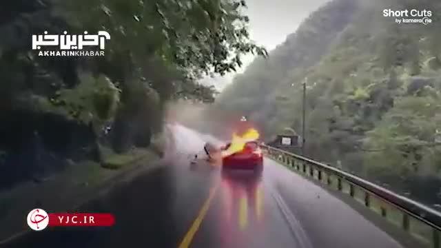 لحظه فرار راننده هوشیار از حادثه سقوط سنگ