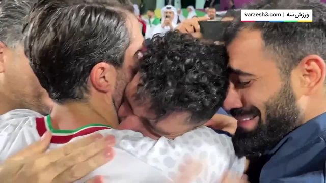 گریه های بی امان طارمی در آغوش کریم انصاری‌ فرد پس از پیروزی ایران