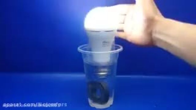 روشن كردن لامپ با آب نمک  و آهنربا | ویدیو