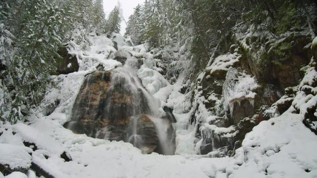 صدای آرامش بخش آبشار برای آرامش و خواب عمیق | آبشارهای کانادا در زمستان