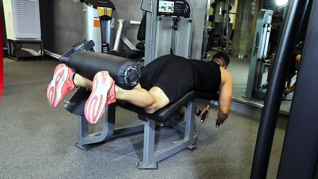 آموزش حرکت ورزشی پشت پا (پا باز) با دستگاه