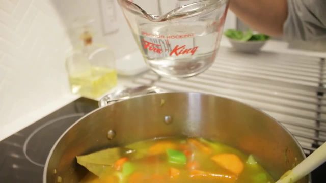 طرز تهیه سوپ رشته مرغ با سبزیجات تازه تقویت کننده سیستم ایمنی بدن