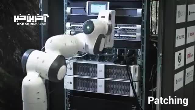 این ربات به راحتی به جای اپراتور انسانی در حال کنترل تجهیزات است