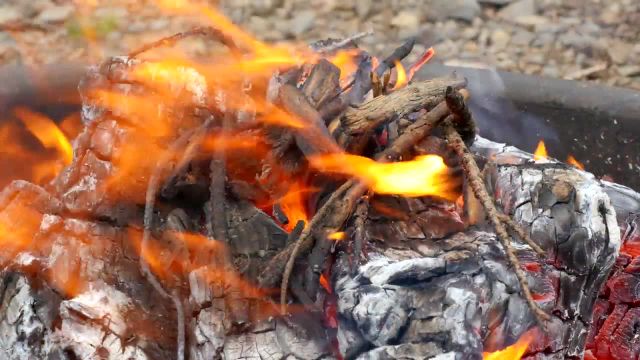 ویدیوی آرامبخش آتش کمپ با صدای ترقه آتش | با کیفیت 4K (Ultra HD)