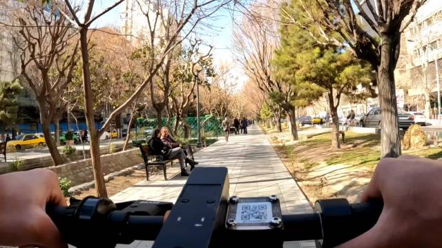 سواری با اسکوتر برقی در شهر تهران (1-1)