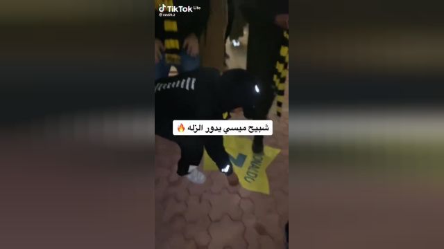 لگدمال شدن لباس رونالدو در عربستان | ویدیو