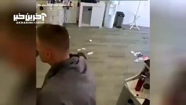 حمله یک گوزن به سالن آرایشگاه