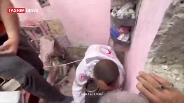 لحظه نجات یک کودک فلسطینی از زیر آوار