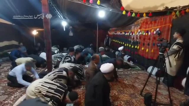 اقامه نماز جماعت در سیاه چادر عشایر با حضور رئیس جمهور