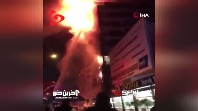 آتش گرفتن یک ساختمان بلند بر اثر برخورد صاعقه در شهر بورسای ترکیه