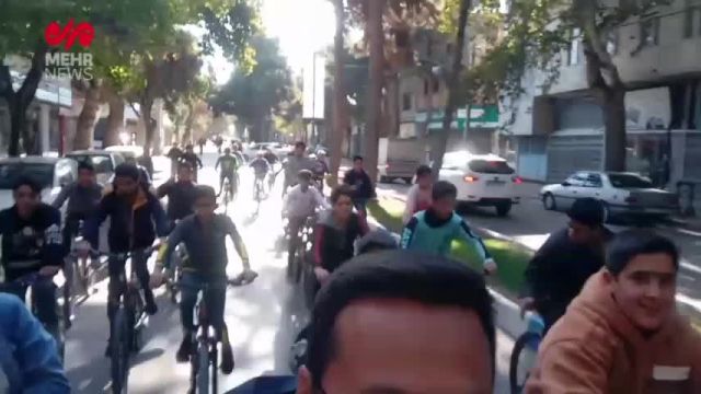 حمایت کاروان دانش‌آموزان دوچرخه‌‌ سوار اسفراینی از محور مقاومت