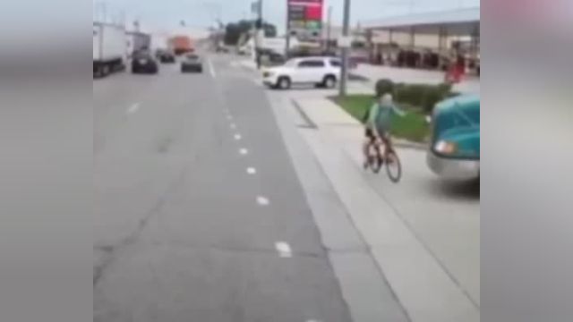 فیلم تصادف تریلی با دوچرخه | ببینید