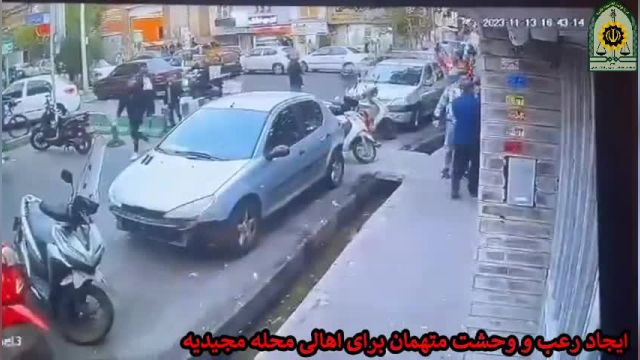 شاهدی باشید: دعوا و قمه‌کشی غیرقانونی در مجیدیه تهران