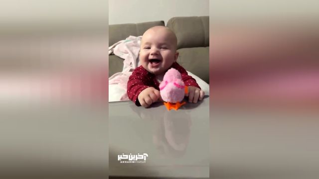عکس‌العمل جالب کودک به یک اسباب‌بازی: لحظات شاد و شگفت‌انگیز