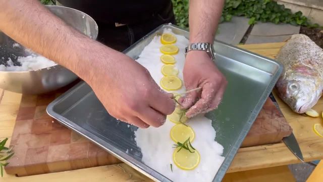 آموزش پخت ماهی سنگسر در نمک با سس کره و لیمو