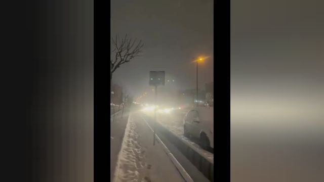 وضعیت اسفناک بزرگراه های تهران با بارش برف | از سر خوردن تا هل دادن خودروها