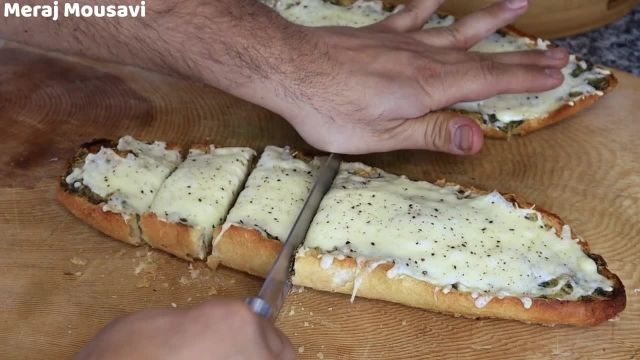 طرز تهیه نان سیر با تمام فوت و فن های کش آمدن پنیر پیتزا