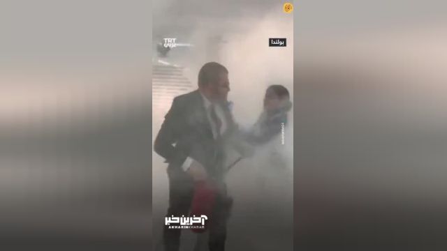 نماینده مجلس شمع‌ های عید یهودیان را با کپسول آتش نشانی خاموش کرد | فیلم