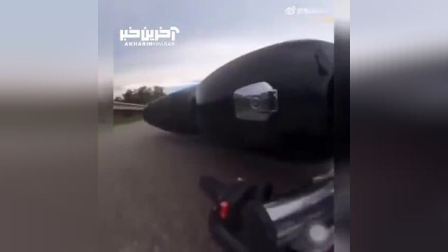 لحظه زمین خوردن موتورسوار از زاویه نزدیک به دوربین