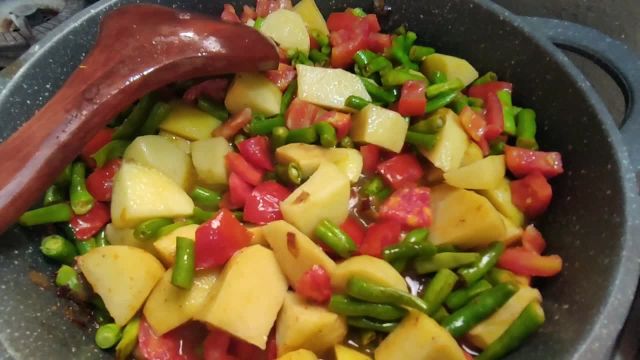 طرز تهیه خوراک لوبیا سبز (فاصلیه) خوشمزه و گیاهی با سیب زمینی و گوجه فرنگی