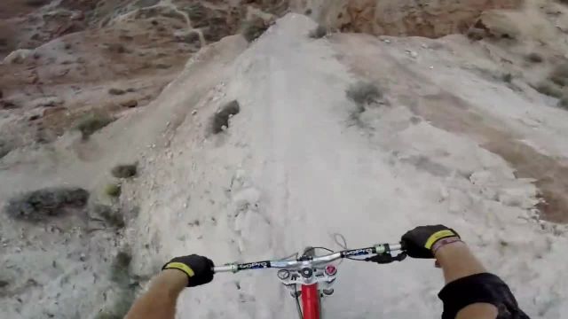 دوچرخه سواری بی ام ایکس در مسیر کوهستانی خطرناک