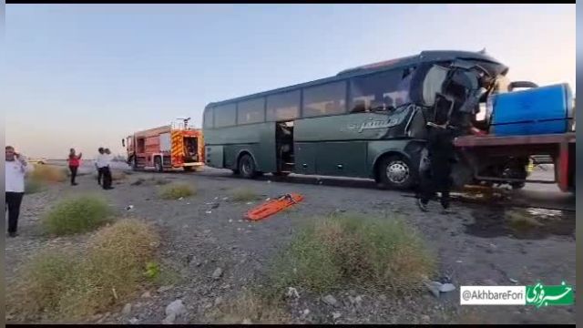 17 مصدوم در اثر برخورد اتوبوس اصفهان_تهران با تریلر | ویدیو