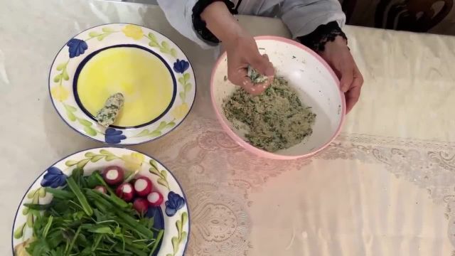 طرز تهیه موچوله و آب دوغ خیار سنتی ایرانی با دستور ساده و سریع