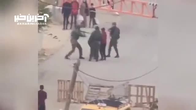 لحظه شلیک به یک جوان فلسطینی توسط سربازان اسرائیلی