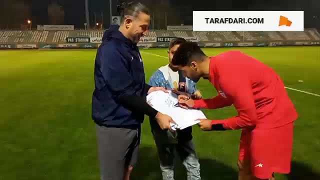 امضای پیراهن و توپ یک هوادار توسط بازیکنان تیم ملی | فیلم