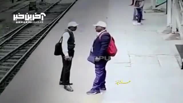 ترسناک! مرگ در لحظه: سقوط کابل برق بر روی سر یک مرد