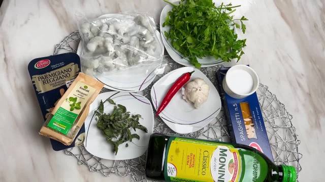 طرز تهیه پاستا ایتالیایی با گوجه و ریحان