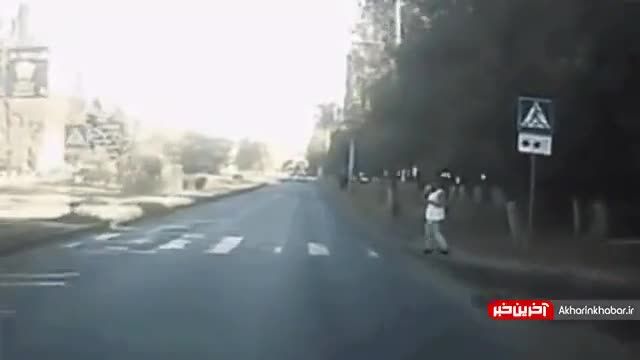 فیلم تصادف عابر پیاده با ماشین | ویدیو