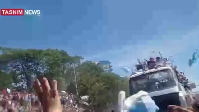سقوط یک هوادار از روی پل در جشن قهرمانی آرژانتین! | ویدیو