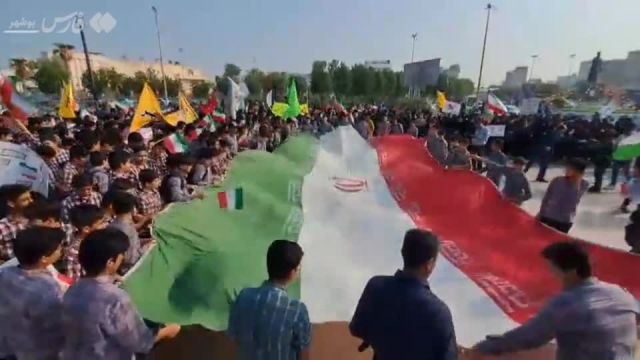 حضور گسترده مردم بوشهر در راهپیمایی 13 آبان در کنار خلیج‌ فارس