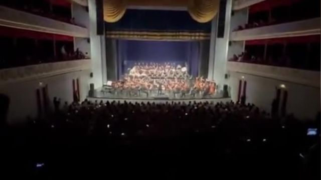 اجرای شگفت‌انگیز قطعۀ معروف «بچه‌های کوه آلپ» در ارکستر «سمفونی خاطره‌ها»: ویدیوی بی‌نظیر