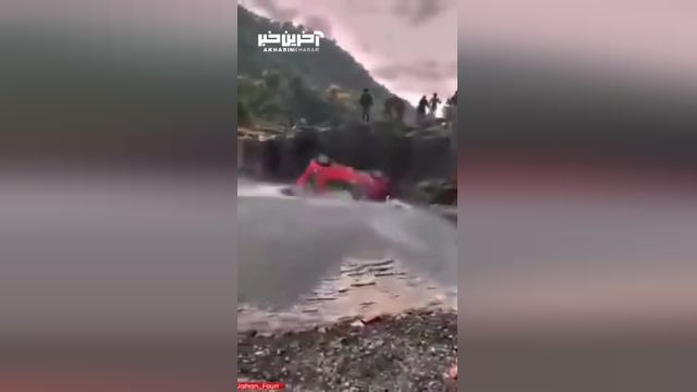 لحظه سقوط هولناک یک پدر و دختر با خودرو داخل آبشار!