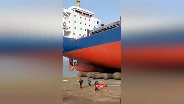 کلیپ به آب انداختن کشتی‌های غول پیکر | ویدیو