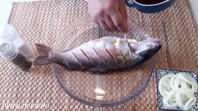 طرز هیه ماهی سالمون تنوری همراه با سس آووکادو