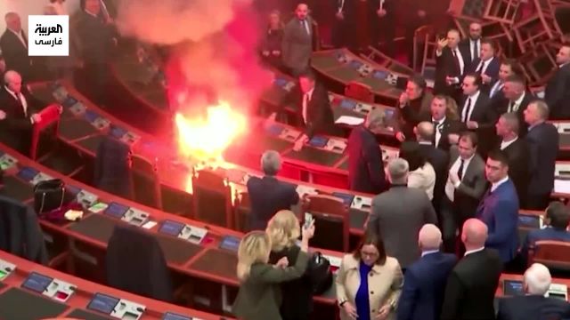 بمب دودزا پارلمان آلبانی را مختل کرد