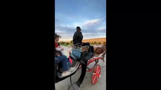 لحظات درشکه‌ سواری در نقش جهان اصفهان | ویدئو