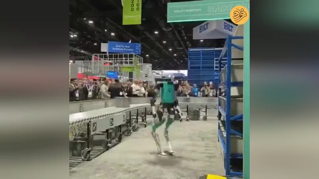 غش کردن ربات کارگر وسط کار | ویدیو