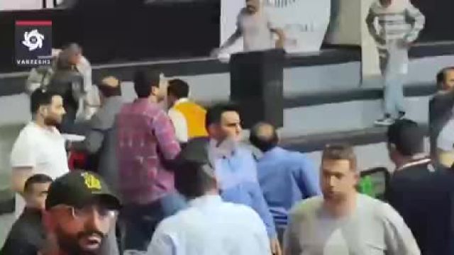 ویدیو سقوط یک هوادار از طبقه دوم سالن بسکتبال آزادی | ویدیو