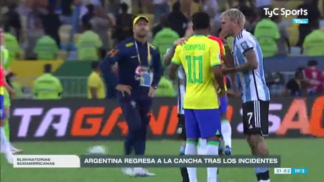 درگیری لفظی در ابتدای بازی برزیل - آرژانتین | ببینید