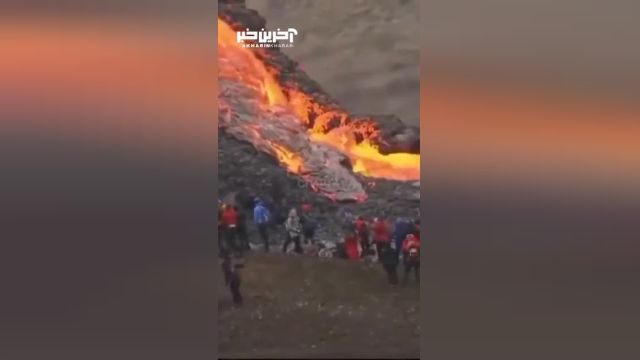 مردم شجاع در حال تماشای فوران آتشفشان را ببینید