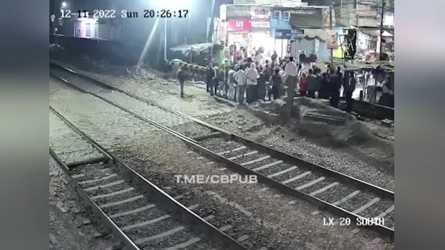 فیلم خودکشی با انداختن خود زیر قطار (حاوی تصاویر دلخراش)