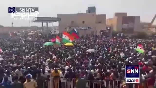 تجمع گسترده مردم نیجر در نزدیکی پایگاه نظامی فرانسه