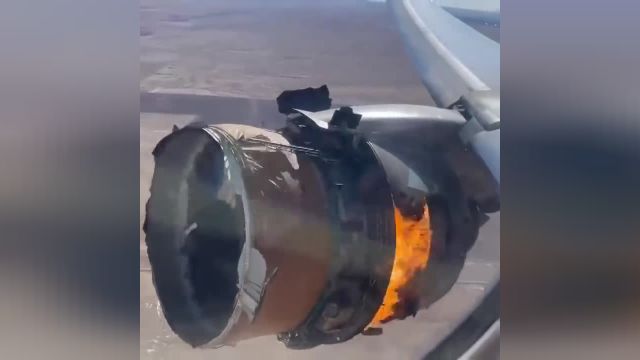 فیلم آتش گرفتن موتور هواپیما و ادامه پرواز | ویدیو