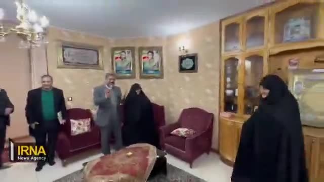 دیدار دلنشین وزیر فرهنگ با مادر شهیدان طوقانی