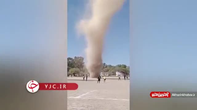 وقوع گردباد هولناک در وسط زمین فوتبال! | ویدیو